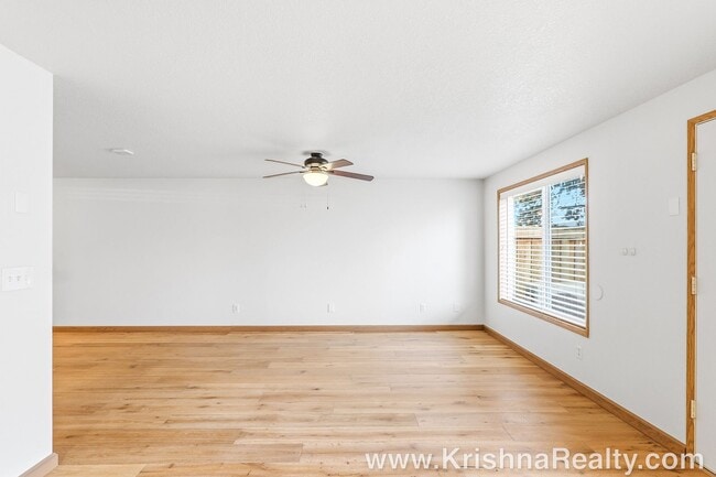 Building Photo - Modern 3 BD | 2.5 BA | 1,476 SF | 1-Car Garage | Solar Panels | Mountain View Community