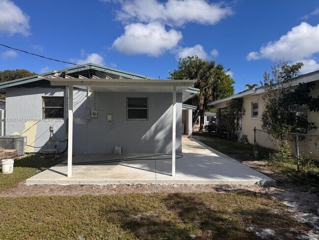 Building Photo - 437 NW 17th Ave