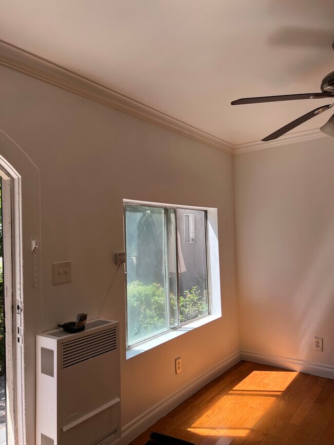 Building Photo - 940 N Serrano Ave