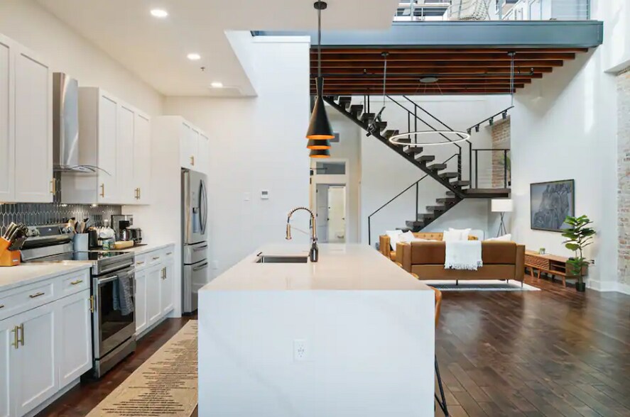 Building Photo - 122 College St