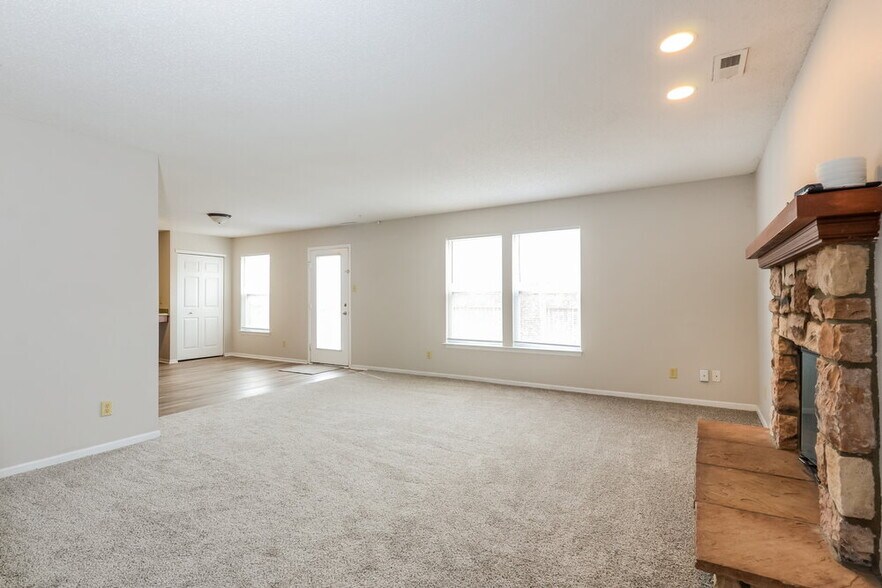 Building Photo - 2012 Southernwood Ln