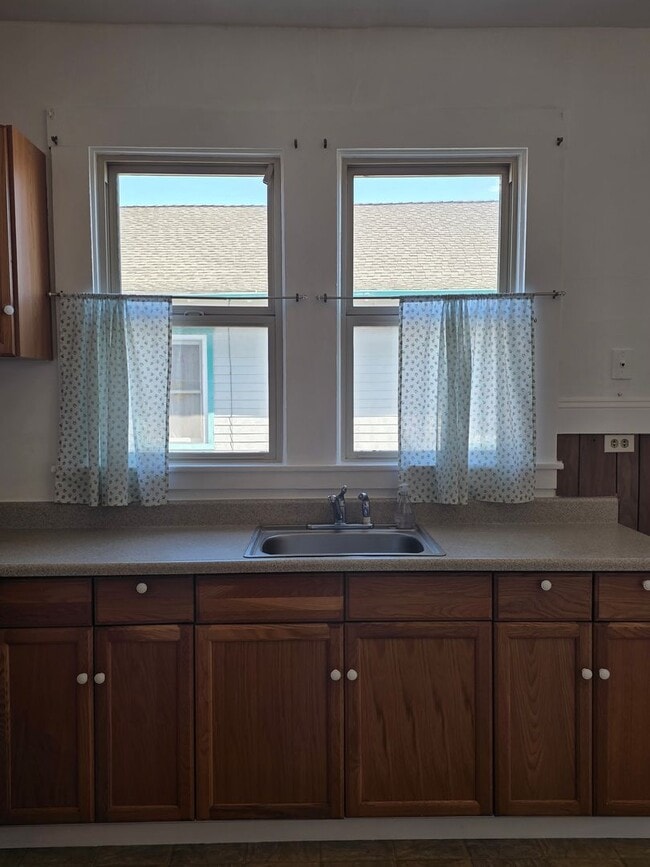 Building Photo - West Side Petaluma Near Down Town  - 2 Bedroom 1 Bathroom