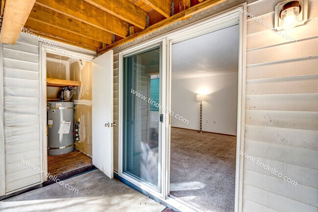 Building Photo - Spacious Pet-Friendly Ground Level Unit w/ Parking Included!