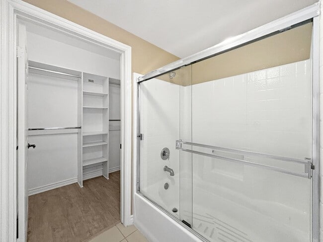 Building Photo - Stunning 2BD/2BA Condo in La Jolla W/ W/D,...