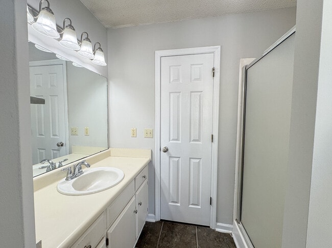 Building Photo - 8 Clayton Ln