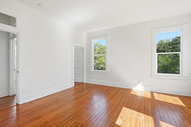 Building Photo - Beautiful Victorian Home for Lease in the Heart of Savannah