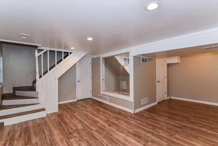 Building Photo - 6 Castle Ct