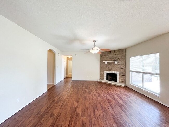 Building Photo - Available NOW!!!! Open floor plan features...