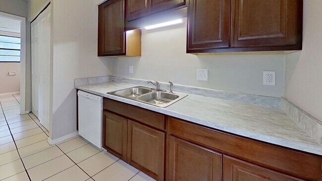 Building Photo - Desirable 2 beds/1.5 bath, first floor uni...