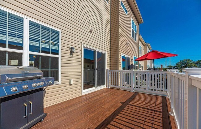 Building Photo - 3 level townhouse (newer construction) in Jefferson Place Community available early May!