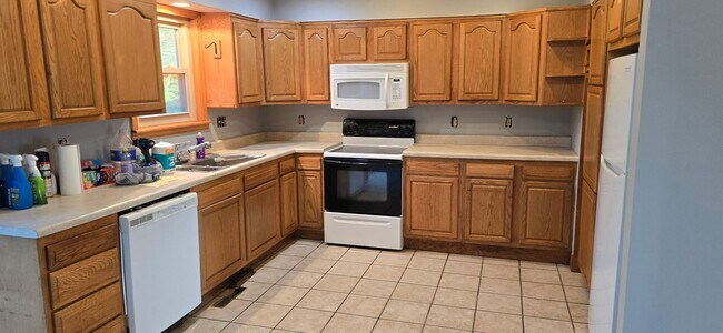 Building Photo - Spacious 3 Bedroom and 1.5 baths Duplex