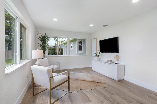 Building Photo - 930 Rutherford Ln