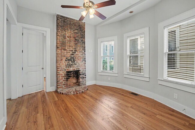 Building Photo - 311 W 39th St