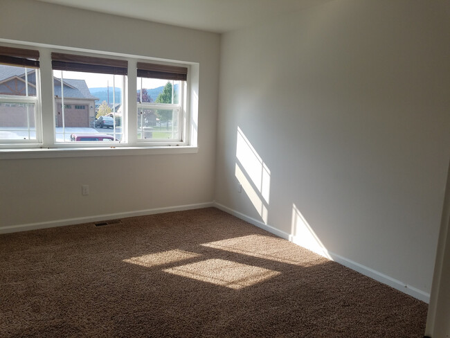 Building Photo - Radiant lake - 3 Bedroom Home