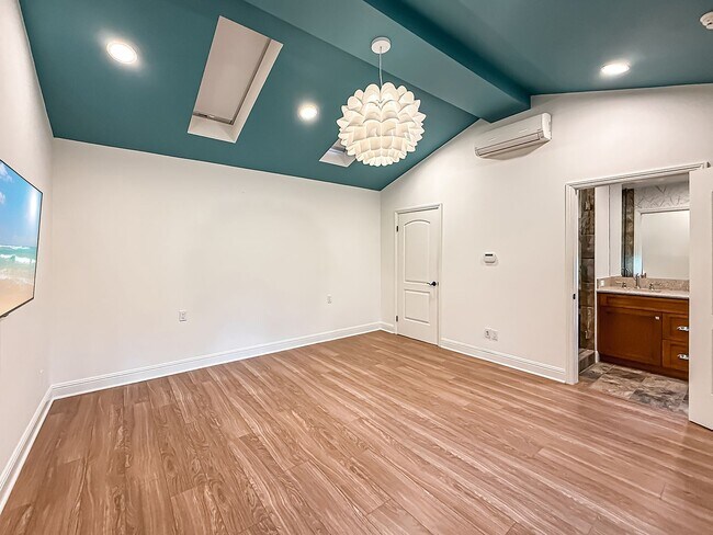 Building Photo - Upgraded Sherman Oaks 4+4 home - Ready for Move In!