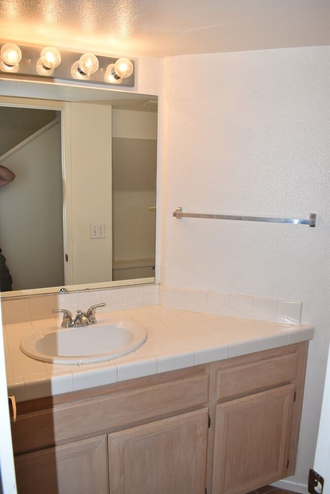 Building Photo - 2 Bed/ 2.5 Bath- Dual Master Townhome in U...