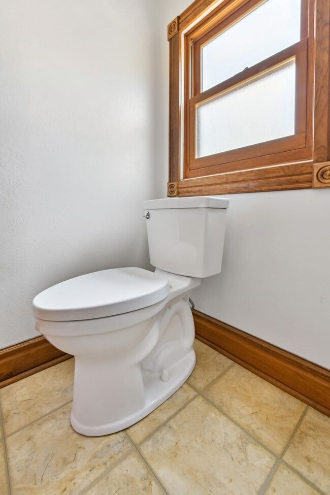 Building Photo - Charming Westside 4 Bedroom Home