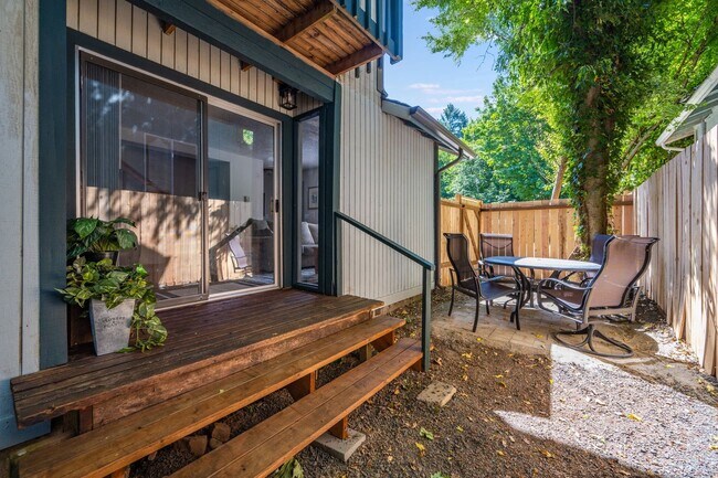 Building Photo - Westside 2BD Duplex