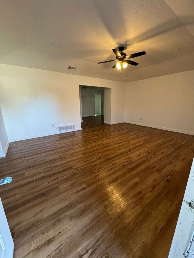 Building Photo - 2750 Ridgewood St