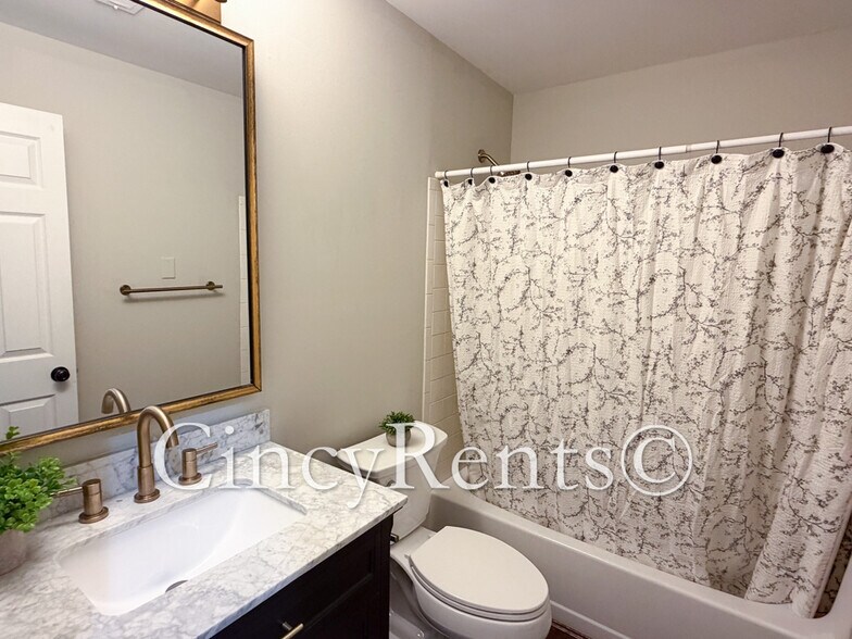 Building Photo - 422 Clark St