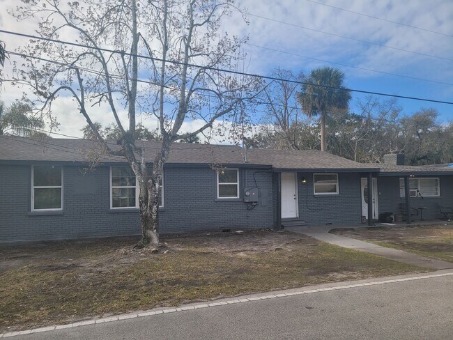 Building Photo - 1320 S Oleander Ave