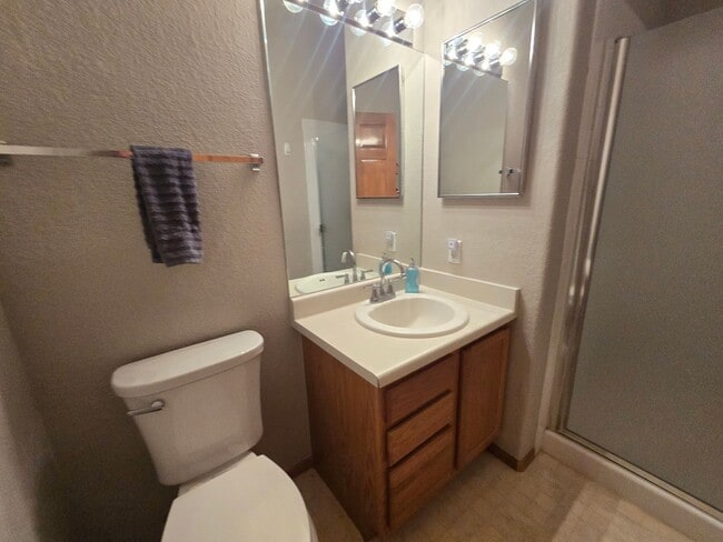 Building Photo - Bright and open Condo, walking distance to...
