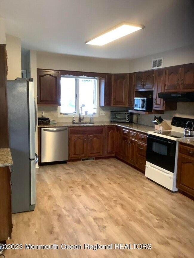 Building Photo - 13 Lawrence Dr