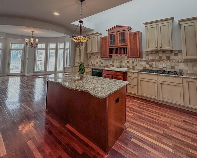 Building Photo - Lakeside Living!