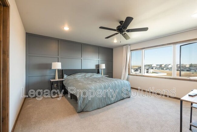 Building Photo - 527 Flint Dr