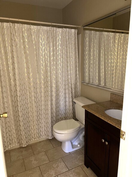 Full Bath off Hallway - 2605 Thistledown Ct