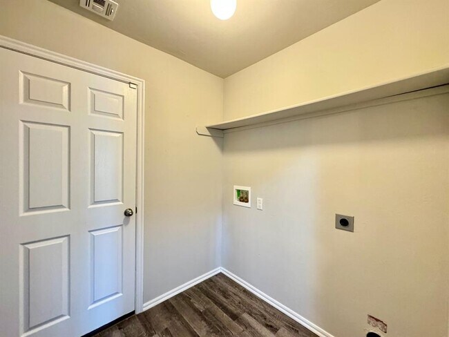 Building Photo - 933 Klare Ln