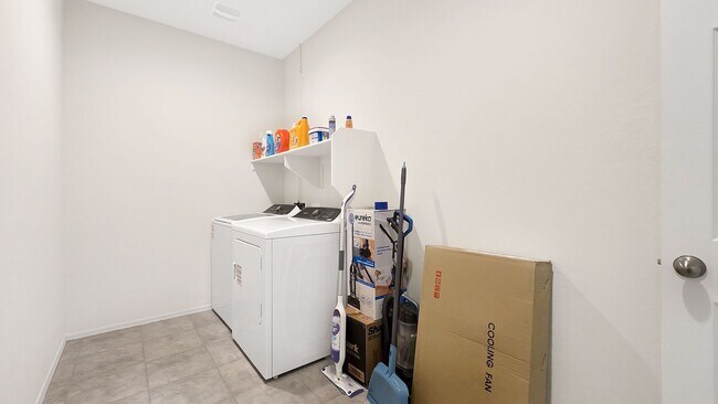 Building Photo - Like new home! Pristine condition!