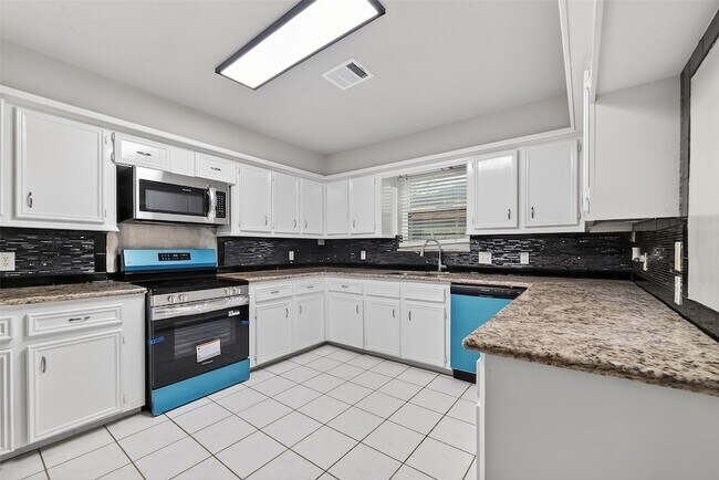 Building Photo - 2402 Oak Shores Dr