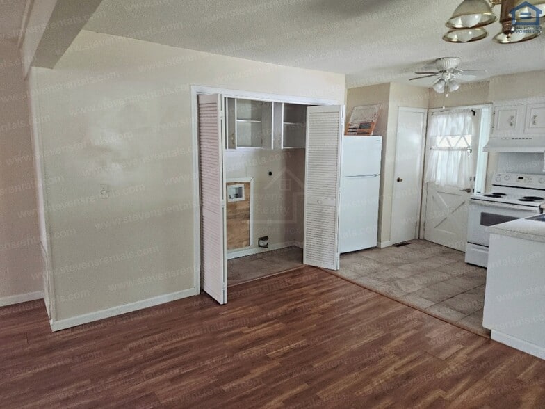 Building Photo - 163 Lakeshire Dr