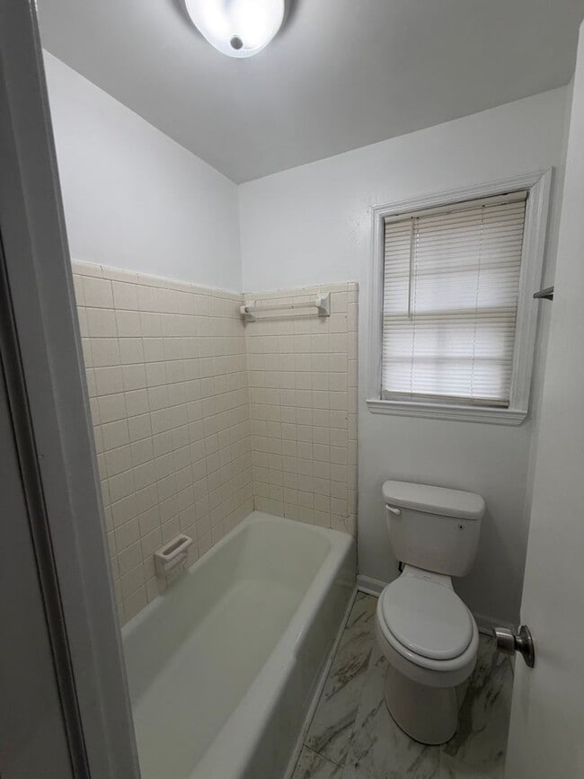 Building Photo - 3 Bedroom available