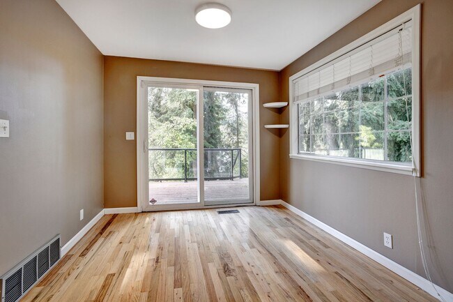 Building Photo - 5bd/2.75ba Shoreline House