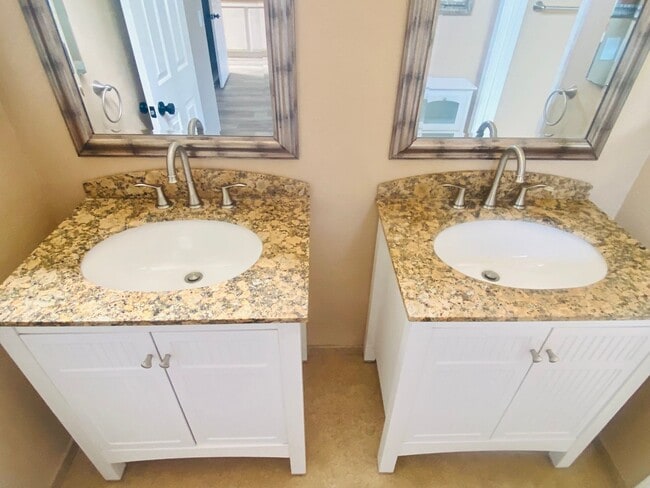 Building Photo - Calabasas Two-Story 4b/3b Beautifully & Mo...