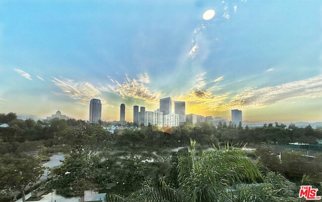 Building Photo - 468 S Roxbury Dr