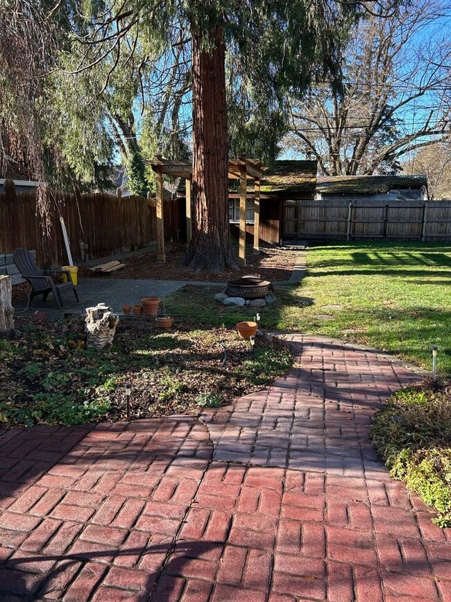 Building Photo - 2 Bedroom 1 Bath Home