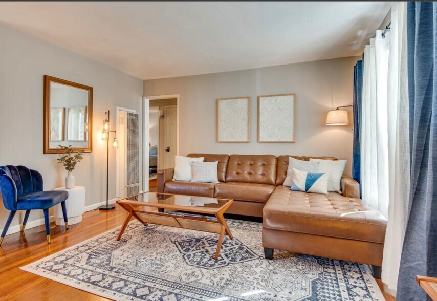 Building Photo - 504 N Rosemary Ln