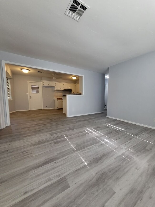 Building Photo - (4) Bed/(2.5) Bath in Core Norman Avail NO...