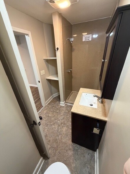 2nd Hall Bath 3/4 shower view - 322 N Prairie St