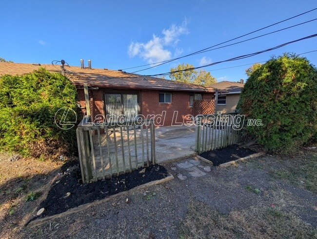 Building Photo - Brick Ranch Duplex with Fireplace, Private...