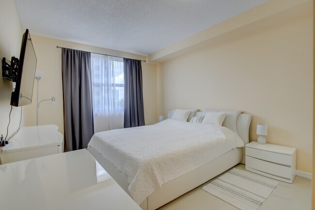 Building Photo - 17100 N Bay Rd