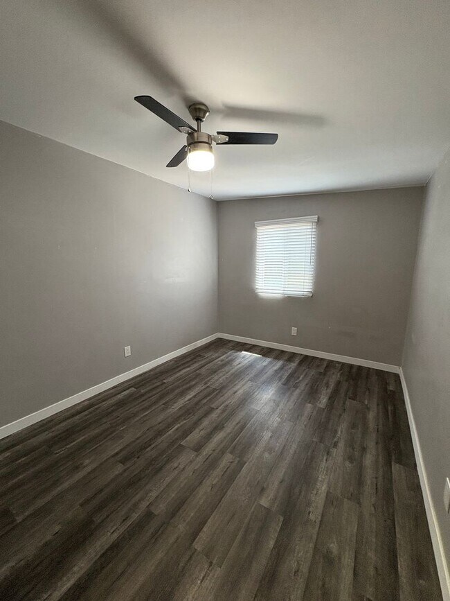 Building Photo - 4477 Hilltop Dr