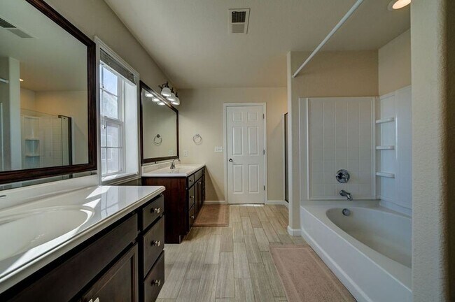 Building Photo - Beautiful 3 Bed 3 Bath Corner Lot Home!