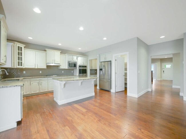 Building Photo - 4 Bed and 2.5 Bath Beautiful Single-family...