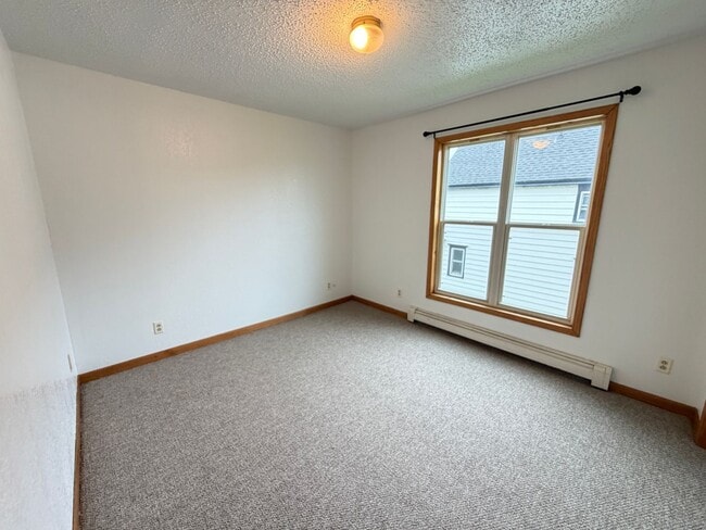 Building Photo - Upper Level 2 Bedroom Apartment - AVAILABLE TODAY