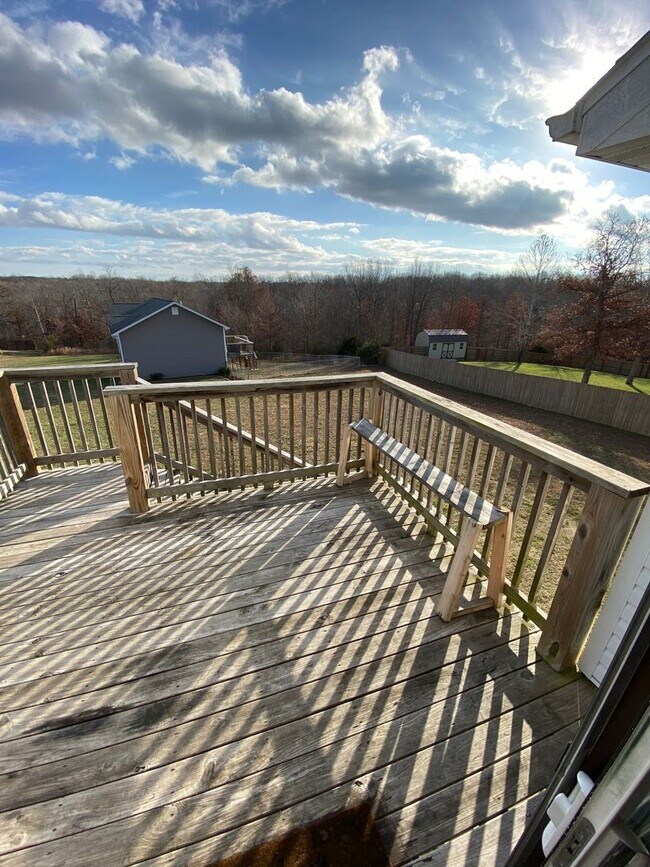 Building Photo - Beautiful 4 Bedroom, 3 Bathroom Split Leve...