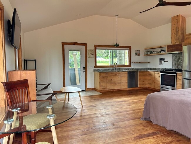 Building Photo - Furnished Luxury Ocean-View Studio | Hawi | Fiber + W/D